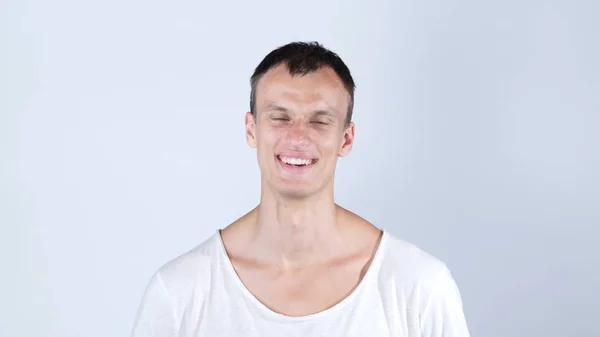 Junger glücklicher Mann lacht in die Kamera, lächelt Porträt — Stockfoto