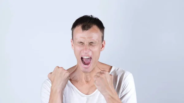 Hombre enojado gritando en frustración — Foto de Stock