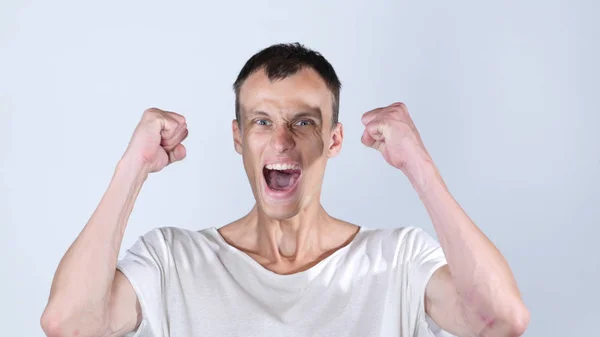 Retrato homem feliz celebra o sucesso sorrindo. Realização da liberdade financeira — Fotografia de Stock