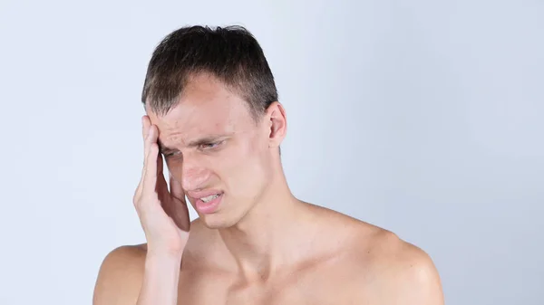 두통에서 고통, Shirtless 남자의 초상화 — 스톡 사진