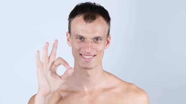 Succesvolle zeker jonge man oke Hand teken tevredenheid — Stockfoto