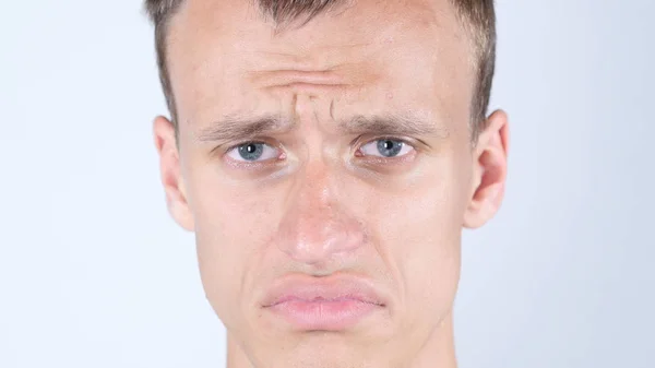 Trauriges Gesicht eines jungen Mannes. Nahaufnahme eines Mannes, der vor Tränen weint — Stockfoto