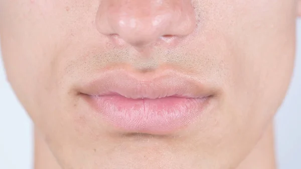 Primer plano de los labios de la cara del hombre — Foto de Stock