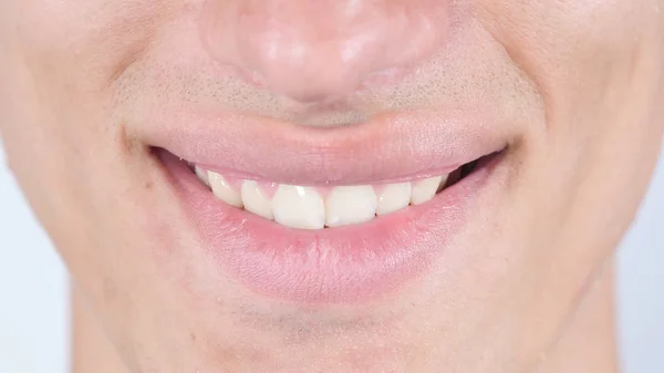 Sonrisa, primer plano de los labios de la cara del hombre —  Fotos de Stock