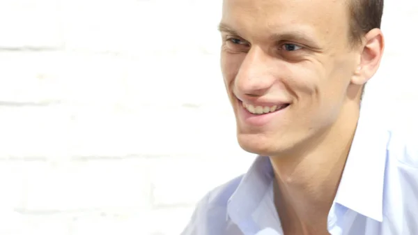 Porträtt av framgångsrik affärsman entreprenör leende — Stockfoto