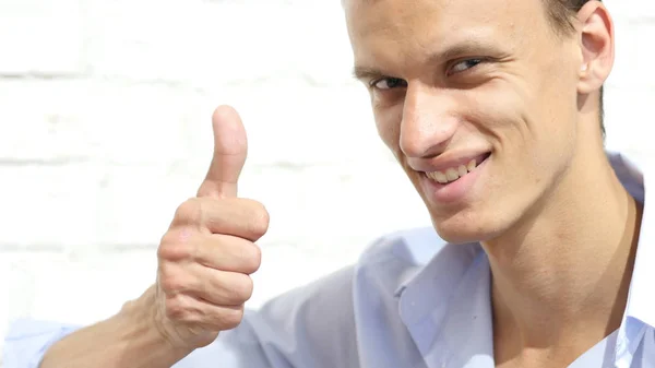 Feliz legal sorrindo homem fresco mostrando polegar para cima — Fotografia de Stock