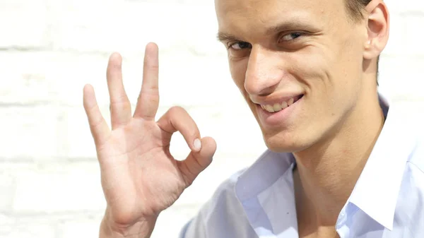 Amazed man talking on the phone  , angry , project failure rejection — Stock Photo, Image