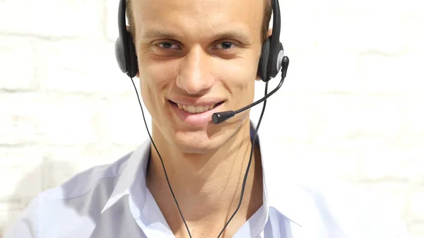 Uśmiechnięty mężczyzna klienta wsparcie operatora z słuchawek, Office — Zdjęcie stockowe