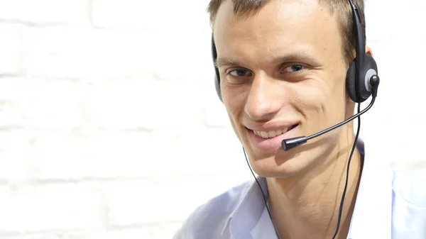 Uśmiechnięty mężczyzna klienta operator wsparcia z zestawu słuchawkowego — Zdjęcie stockowe