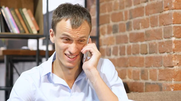 Udanego biznesu człowiek mówi o inteligentny telefon uczcić dobre wieści — Zdjęcie stockowe