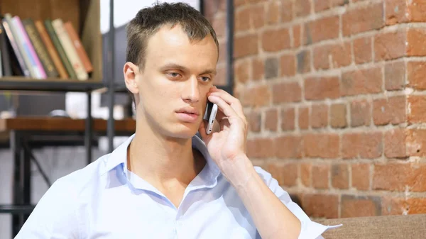 Biznesmen rozmawiający przez telefon komórkowy — Zdjęcie stockowe