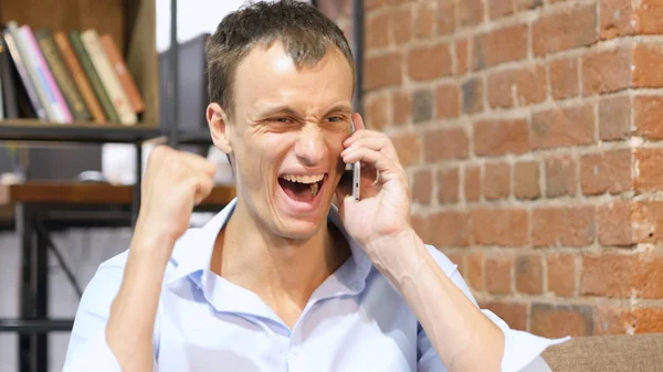 Jovem sorridente falando no celular e desviando o olhar. Isolados à socapa — Fotografia de Stock