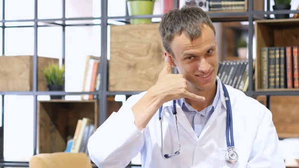 Punto de vista del paciente de la consulta del médico, Llame a ME — Foto de Stock