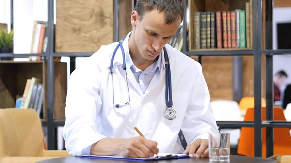 Läkaren skriver ett recept, medicinsk rapport av Patient på klinik — Stockfoto