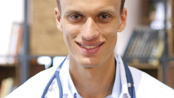 Retrato de médico masculino amigável sorrindo na Clínica — Fotografia de Stock