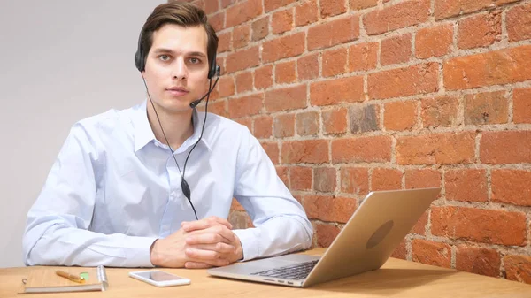 Firmenvertreter telefoniert mit Headset auf der Hotline — Stockfoto