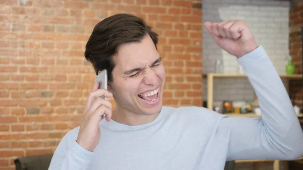 Feliz bem sucedido jovem falando no telefone celular — Fotografia de Stock