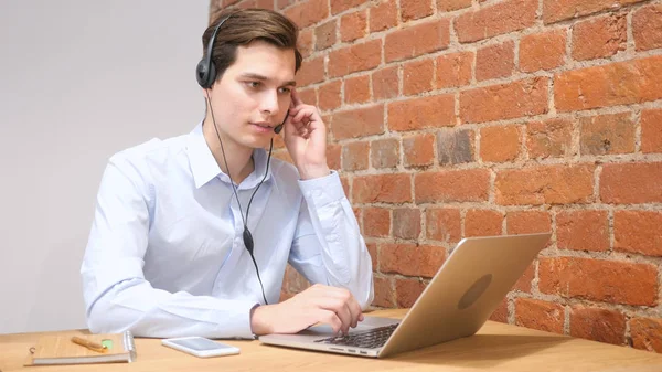 Conversando com o Cliente usando headset na linha direta — Fotografia de Stock