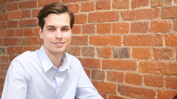 Retrato de un joven profesional, sonriendo — Foto de Stock