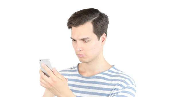 Jovem navegando na internet no telefone inteligente — Fotografia de Stock