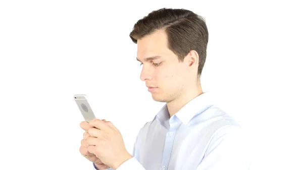 Uomo d'affari che digita un messaggio sul cellulare. Isolato su sfondo bianco — Foto Stock