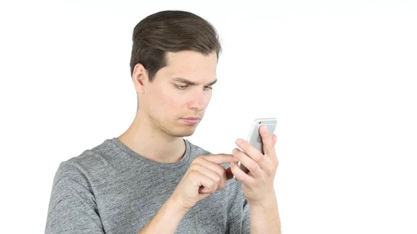 Primer plano del hombre de negocios escribiendo correo electrónico, sms, masaje en el teléfono inteligente — Foto de Stock