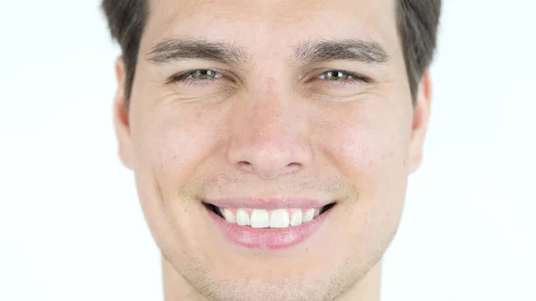 Взрослый молодой человек улыбается, после ортодонтического лечения с брекетами — стоковое фото