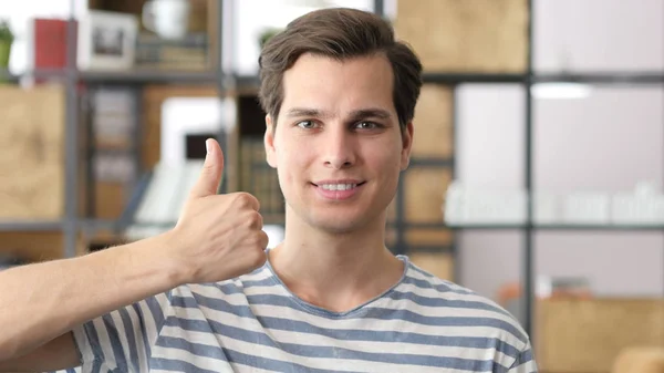 Boldog üzletember kreatív férfi hüvelykujját felfelé vagy — Stock Fotó