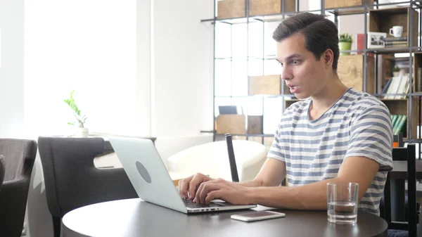 Schockiert, erstaunt und wütend mit einem Laptop im Büro, Verlust — Stockfoto