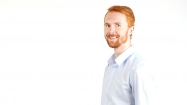 Gülümseyen genç adam arıyorum kamera, beyaz arka plan