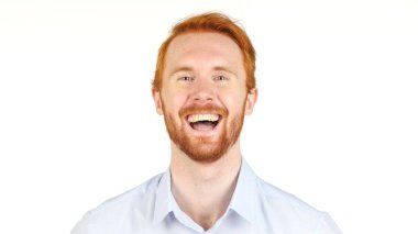 gülen, gülümseyen genç bir kırmızı saç işadamı portresi