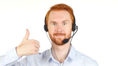 Beyaz arka plan üzerinde kulaklık son başparmak ile olumlu iş adamı