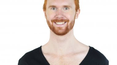 Mutlu adam kameraya, beyaz arka plan gülümseyen