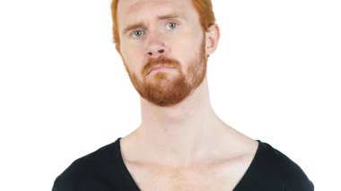 Yakışıklı genç Kızıl saçlı adam beyaz arka plan üzerinde şaşkın bakan