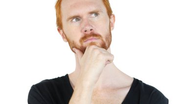 İlham için bekliyor. Düşünceli kırmızı saçlı adam, beyaz arka plan