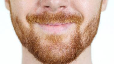 Ayrıntılı görüntü genç adam gülen, yakın yüz kadar kızıl saç sakal