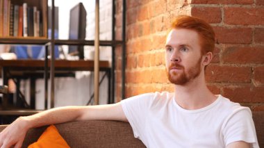 genç adam onun çalışma evinde Loft oturma seyir