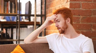 Endişeli, gergin ve depresif adam