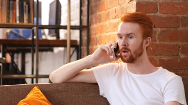 Hayal kırıklığına uğramış genç adam Başlarken üzücü haber telefonla konuşan