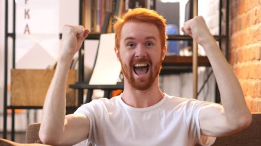 Genç adam tarafından heyecan kazanan TV'de izlerken maç