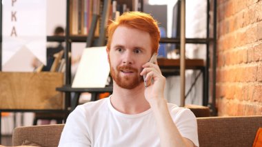 Office, kırmızı saç Tasarımcısı, Loft Ofis telefonu konuşurken