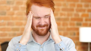 Baş ağrısı, iş yükü, genç adam portre iş başında