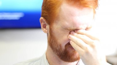 Office, baş ağrısı, yüz yakın çekim erkekte vurguladı yorgun