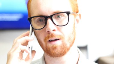 Adam cep telefonu üzerinde konuşurken rahat ol tartışma