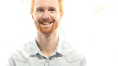 Kızıl saçlı sakallı adam portre gülümseyen