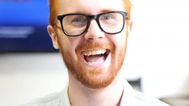 Yüzü gülen Kızıl saçlı sakallı genç adam