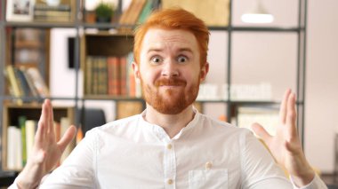 Başarısızlık, üzgün hayal kırıklığına uğramış genç işadamı Office proje