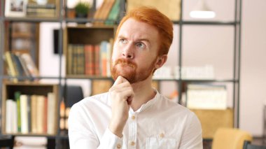 Düşünceli ofis, iş adamı düşünme yeni proje hakkında