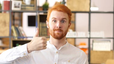 Genç adam başarı işareti parmağını ile gösterilen