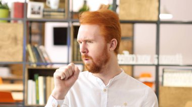 Genç adam işte öksürük